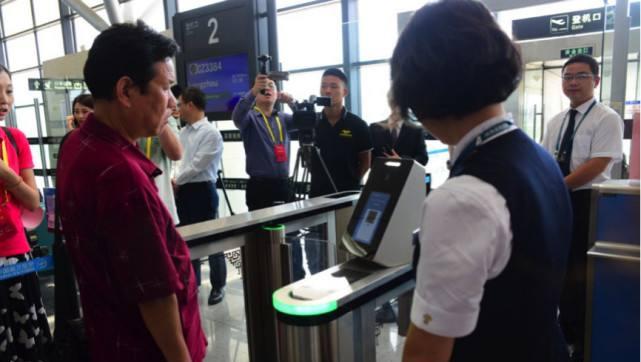 現在過智能安檢機人臉識別無需驗票